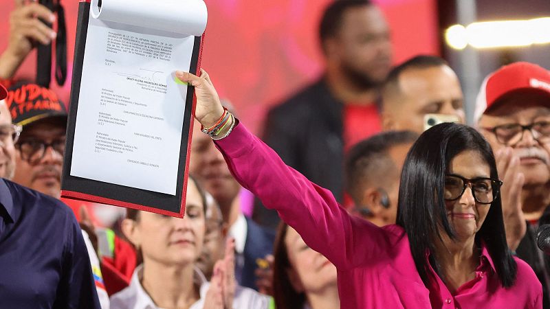 Delcy Rodríguez firma la ley que permite abrir la industria petrolera venezolana a la inversión privada e internacional
